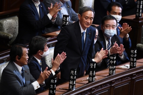 Yoshihide Suga é eleito primeiro-ministro do Japão