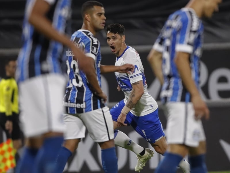 Com dois gols em dois minutos, os chilenos nocautearam o time de Portaluppi 