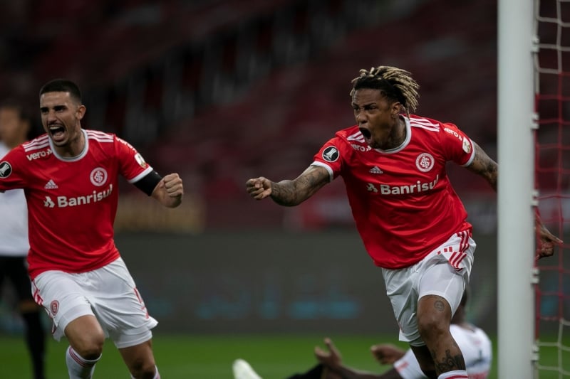 Em jogo de 7 gols, Abel Hernández marcou duas vezes na vitória colorada sobre os colombianos