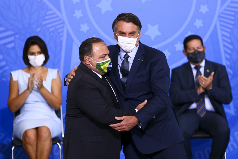 Bolsonaro dá posse a Pazuello, após quatro meses como interino 