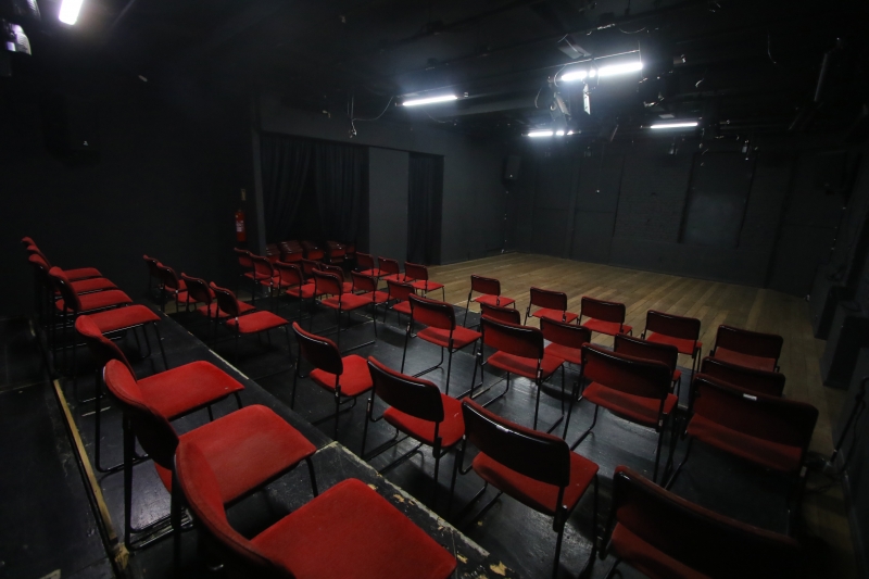 Antes da reforma, Teatro Carlos Carvalho era apelidado de sala do eco por artistas