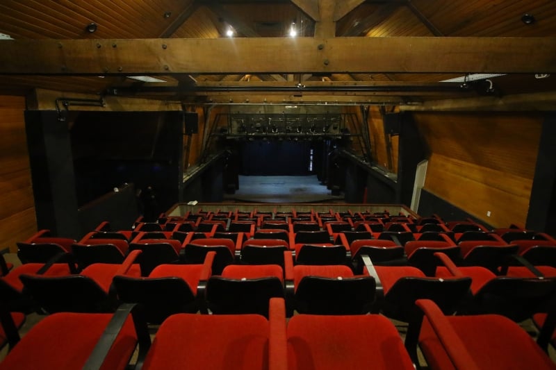 Nos cinemas, teatros, auditórios e casas de espetáculos, a lotação não pode exceder 30%