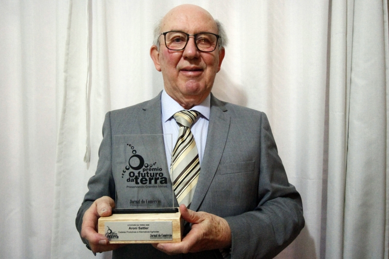 Sattler há anos se dedica à saúde das abelhas e a todo um sistema produtivo que gera renda no Estado 