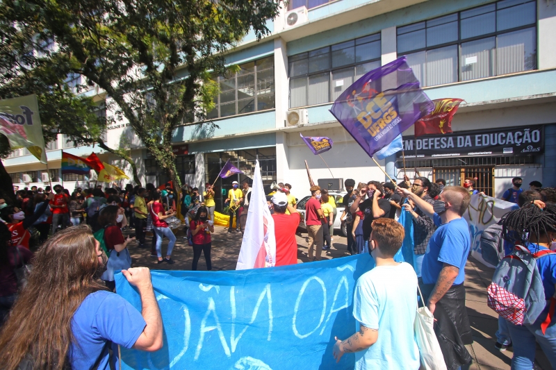 Manifestantes se reúnem em frente à reitoria da universidade, contra nomeação