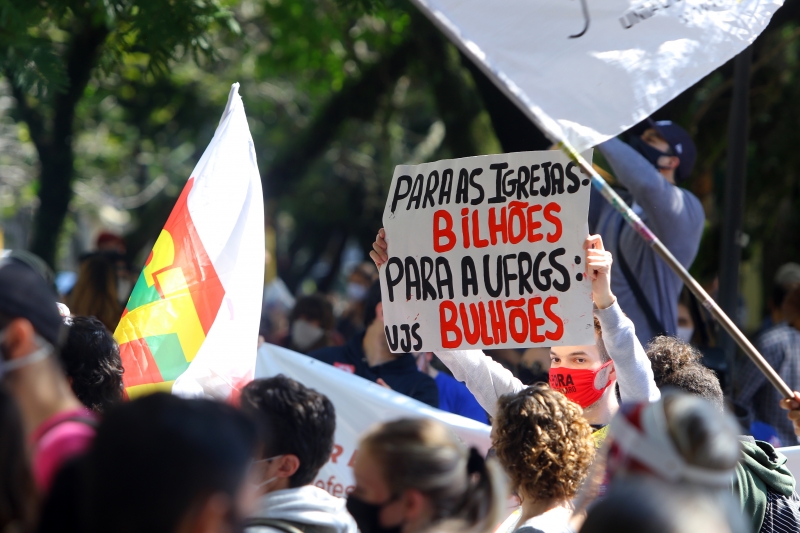 {'nm_midia_inter_thumb1':'https://www.jornaldocomercio.com/_midias/jpg/2020/09/17/206x137/1_lp_170920___protesto__28_-9140884.jpg', 'id_midia_tipo':'2', 'id_tetag_galer':'', 'id_midia':'5f639e80a9c01', 'cd_midia':9140884, 'ds_midia_link': 'https://www.jornaldocomercio.com/_midias/jpg/2020/09/17/lp_170920___protesto__28_-9140884.jpg', 'ds_midia': 'Ato contra nomeação de Bulhões e cortes de verbas na UFRGS', 'ds_midia_credi': 'LUIZA PRADO/JC', 'ds_midia_titlo': 'Ato contra nomeação de Bulhões e cortes de verbas na UFRGS', 'cd_tetag': '1', 'cd_midia_w': '800', 'cd_midia_h': '533', 'align': 'Left'}