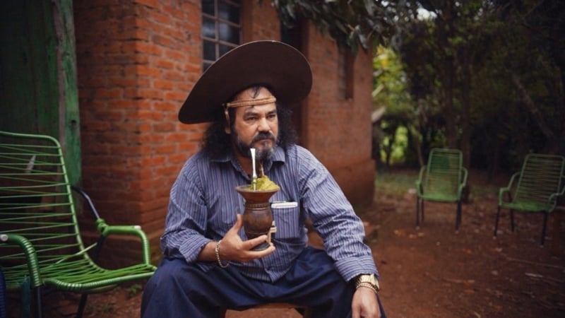 No Rincão dos Pintos, cantor Baitaca conta na websérie como fazer churrasco bem bagual