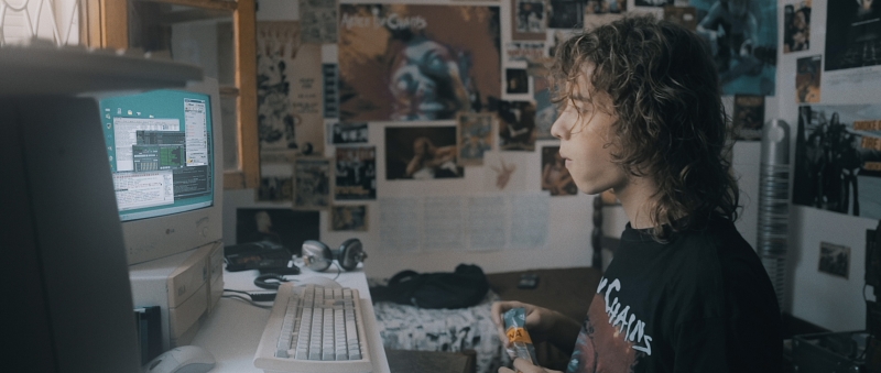 Bruno Barcelos como o protagonista Jeferson, na parte de 'Contos do amanhã' que se passa em 1999