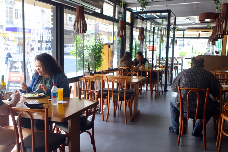 De acordo com pesquisa da Abrasel, 23% dos estabelecimentos gaúchos fecharam agosto no vermelho