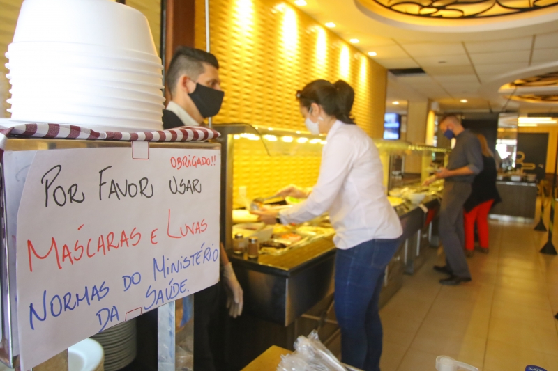 Pelas novas restrições, bares e restaurantes de áreas com bandeira vermelha fecham mais cedo