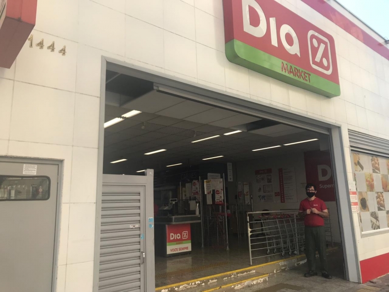Consumidores que vão à rede Dia encontram prateleiras vazias e funcionários ociosos
