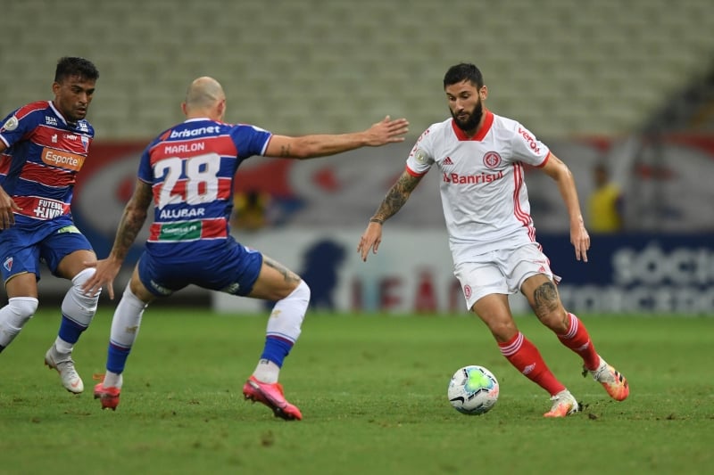 Boschilia (com a bola) e D'Alessandro entraram no 2º tempo, mas não foi possível reverter o placar 