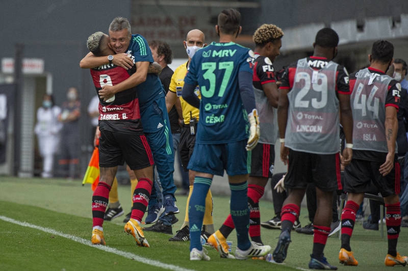 Domènec (abraçando Gabigol) foi colocado em xeque após derrota para o Independiente del Valle