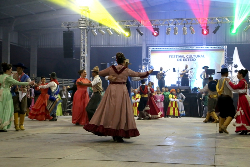 {'nm_midia_inter_thumb1':'https://www.jornaldocomercio.com/_midias/jpg/2020/09/21/206x137/1_20190919_dcse_atividadessemanafarroupilha_038-9144082.jpg', 'id_midia_tipo':'2', 'id_tetag_galer':'', 'id_midia':'5f68fa7111629', 'cd_midia':9144082, 'ds_midia_link': 'https://www.jornaldocomercio.com/_midias/jpg/2020/09/21/20190919_dcse_atividadessemanafarroupilha_038-9144082.jpg', 'ds_midia': 'Diferentes eventos no parque tem aproximado a comunidade de Esteio do Assis Brasil, caderno 50 anos do parque', 'ds_midia_credi': 'PREFEITURA DE ESTEIO/DIVULGAÇÃO/JC', 'ds_midia_titlo': 'Diferentes eventos no parque tem aproximado a comunidade de Esteio do Assis Brasil, caderno 50 anos do parque', 'cd_tetag': '1', 'cd_midia_w': '800', 'cd_midia_h': '533', 'align': 'Left'}