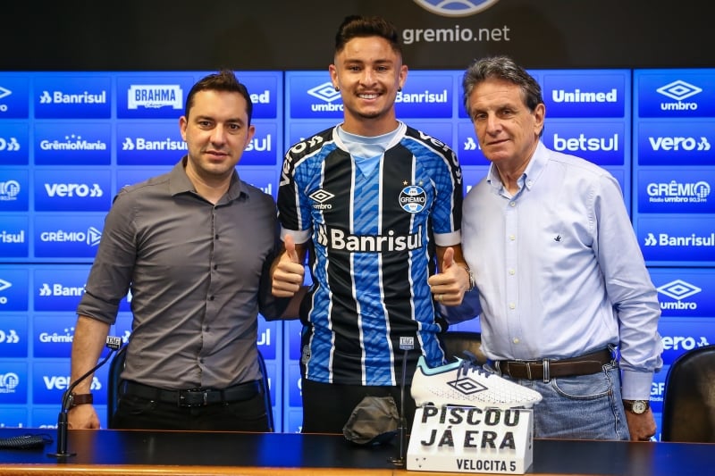 {'nm_midia_inter_thumb1':'https://www.jornaldocomercio.com/_midias/jpg/2020/09/21/206x137/1_50337501641_c153b79d3d_o-9143528.jpg', 'id_midia_tipo':'2', 'id_tetag_galer':'', 'id_midia':'5f68c4c288344', 'cd_midia':9143528, 'ds_midia_link': 'https://www.jornaldocomercio.com/_midias/jpg/2020/09/21/50337501641_c153b79d3d_o-9143528.jpg', 'ds_midia': 'RS - FUTEBOL/APRESENTACAO GREMIO  - ESPORTES - Gremio apresenta o lateral Diogo Barbosa como reforço para a temporada 2020. FOTO: LUCAS UEBEL/GREMIO FBPA', 'ds_midia_credi': 'LUCAS UEBEL/GREMIO FBPA/DIVULGAÇÃO/JC', 'ds_midia_titlo': 'RS - FUTEBOL/APRESENTACAO GREMIO  - ESPORTES - Gremio apresenta o lateral Diogo Barbosa como reforço para a temporada 2020. FOTO: LUCAS UEBEL/GREMIO FBPA', 'cd_tetag': '1', 'cd_midia_w': '800', 'cd_midia_h': '533', 'align': 'Left'}