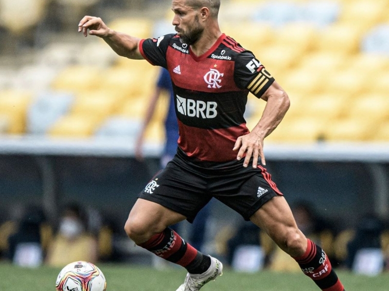 Capitão do Flamengo, Diego Ribas confirmou que testou positivo para a doença