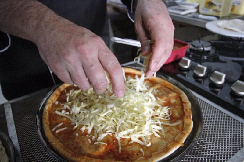  As pizzas dos Homens de Pizza s&atilde;o feitas artesanalmente  Foto: JOYCE ROCHA/JC