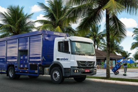 Mercedes-Benz vende 450 caminhões para transporte de bebidas da Ambev