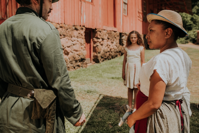 Fragmentos ao vento: 1945 conta história de Senhorinha, interpretada por Paula Souza, à direita)