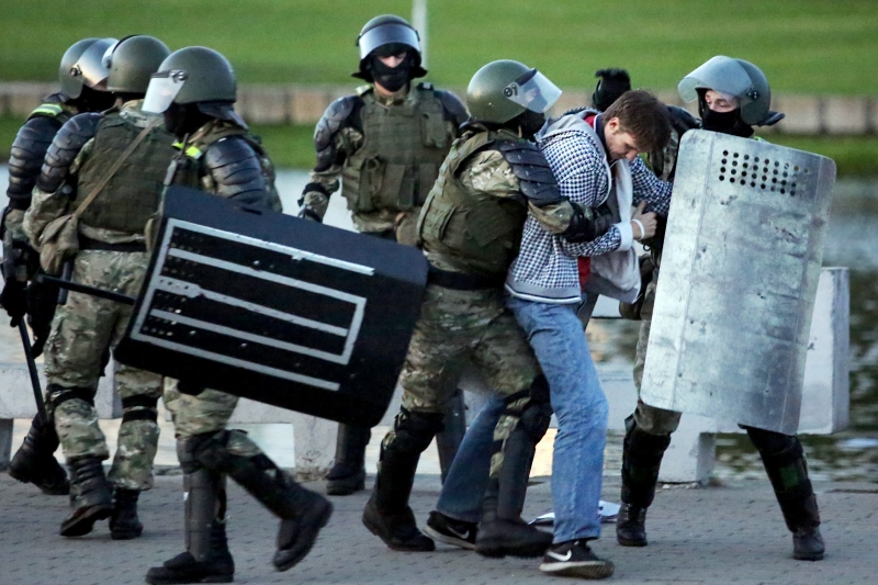 Na Bielorrússia, jornalistas foram espancados e presos enquanto cobriam os protestos contra a ditadura