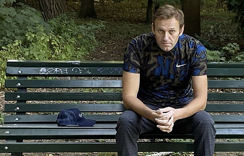 No Instagram, em sua primeira aparição pública, Navalni apareceu sentado em um banco de um parque em Berlim