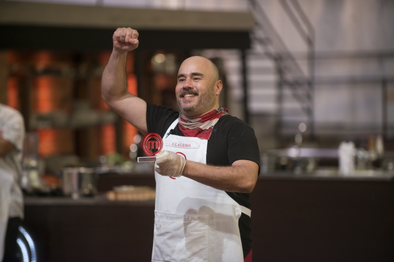 Entusiasmado, Cláudio comemorou resultado com elogio íntimo ao chef Henrique Fogaça