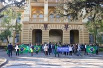 Pais de alunos do Colégio Militar de Porto Alegre realizam ato a favor da volta das aulas presenciais 