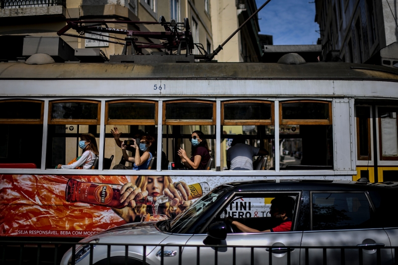Para tentar evitar aglomerações nos transportes públicos, lojas passaram a abrir mais tarde, às 10h