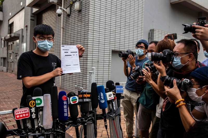Wong, de 23 anos, escreveu no Twitter que foi acusado de violar 'lei que proibia o uso de máscara' para ocultar o rosto