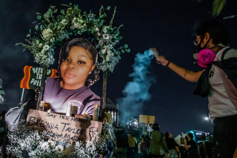 Enfermeira negra, Breonna foi morta no corredor de seu apartamento durante uma operação policial de combate ao tráfico de drogas