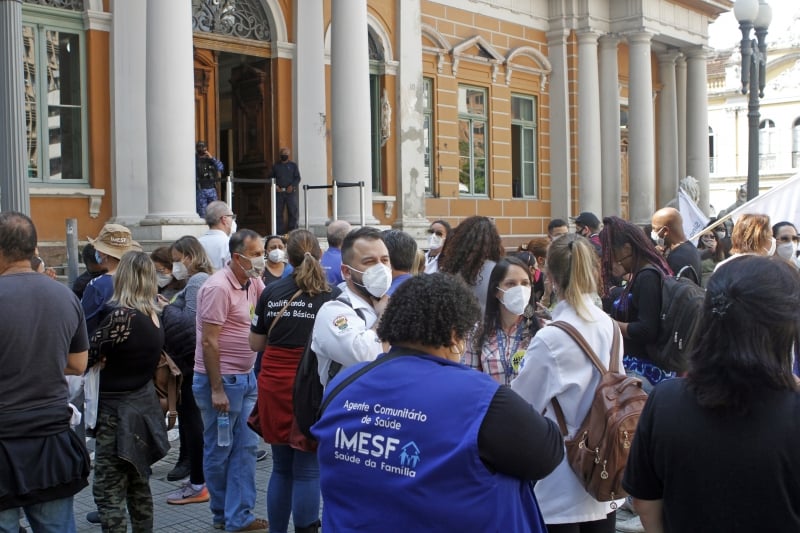 Servidores do Imesf realizaram protesto em frente à prefeitura de Porto Alegre