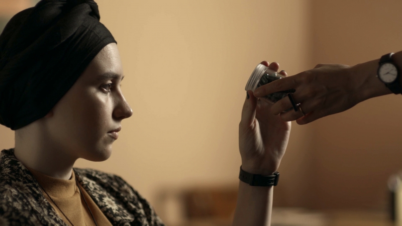 Jovem com câncer Nina (interpretada por Maria Galant) recebe cápsulas de Bênção