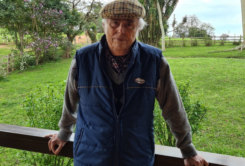 {'nm_midia_inter_thumb1':'https://www.jornaldocomercio.com/_midias/jpg/2020/09/25/206x137/1_20200914_165138-9148162.jpg', 'id_midia_tipo':'2', 'id_tetag_galer':'', 'id_midia':'5f6e70a7145d4', 'cd_midia':9148162, 'ds_midia_link': 'https://www.jornaldocomercio.com/_midias/jpg/2020/09/25/20200914_165138-9148162.jpg', 'ds_midia': 'O pecuarista Vasco da Costa Gama esteve na estreia do Parque de Exposições Assis Brasil, em 1970, e em todas as edições da Expointer', 'ds_midia_credi': 'Arquivo Pessoal', 'ds_midia_titlo': 'O pecuarista Vasco da Costa Gama esteve na estreia do Parque de Exposições Assis Brasil, em 1970, e em todas as edições da Expointer', 'cd_tetag': '1', 'cd_midia_w': '800', 'cd_midia_h': '544', 'align': 'Left'}