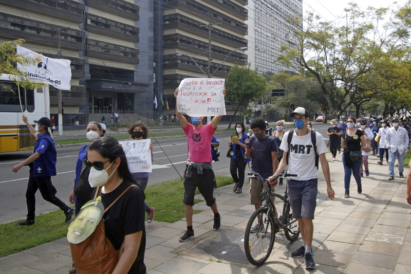Manifestantes se reuniram em frente ao Tribunal de Justiça, na Capital, de onde saíram em caminhada