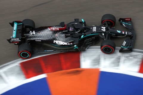 Na Rússia, Hamilton supera drama, sobra no final e crava 96ª pole na Fórmula 1