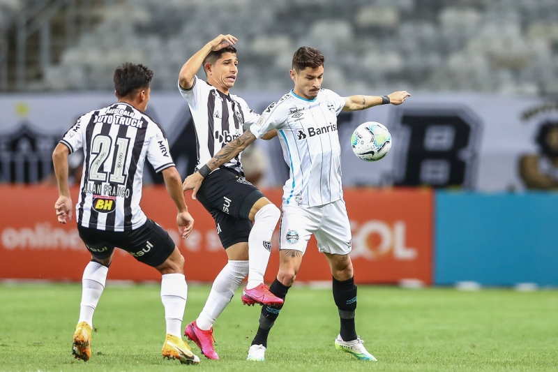 Grêmio chegou a esboçar reação na segunda etapa, mas não resistiu e segue longe dos líderes no Brasileirão