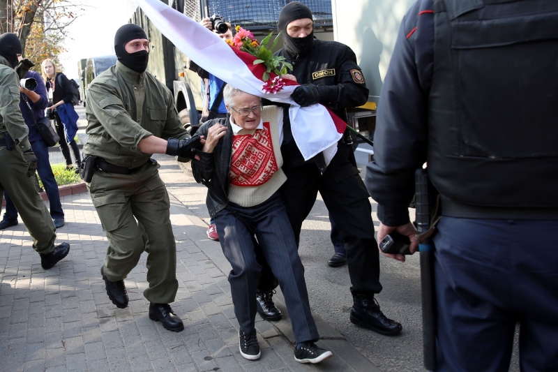 Nina Baginskaya foi detida por agentes mascarados neste sábado (26) no centro de Minsk