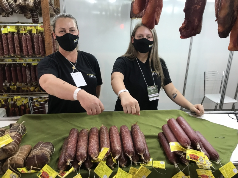 Solange e a filha Eduarda mostram a pulseira que receberam após o teste da Covid-19 dar negativo