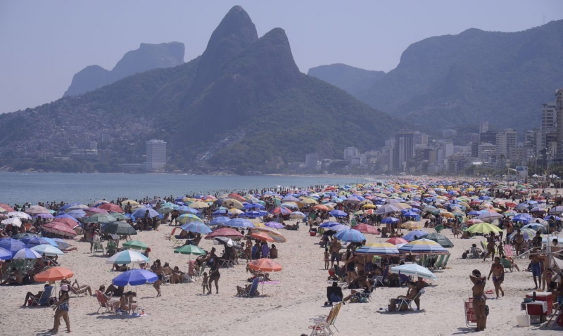 Cariocas e turistas lotam a praia de Ipanema no primeiro dia de primavera