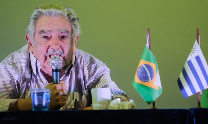 'Amo política e não quero ir embora, mas amo ainda mais a vida', disse Mujica