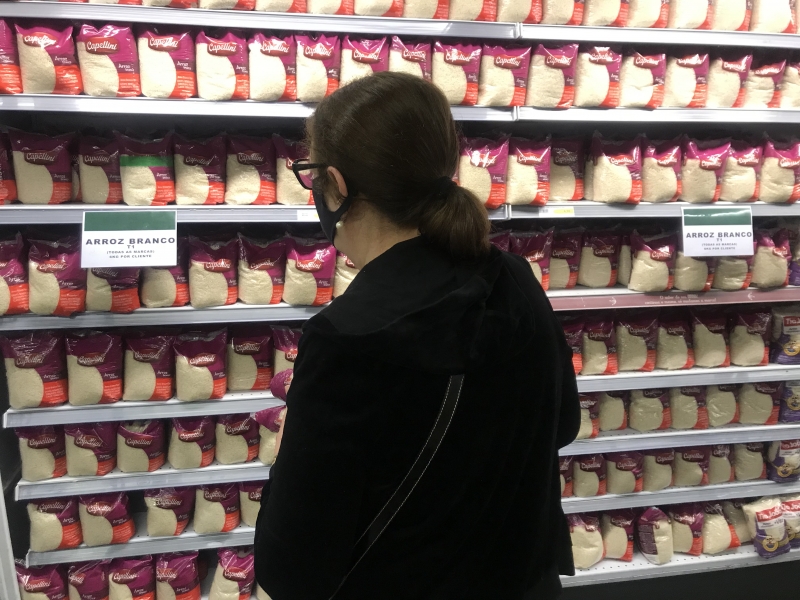 No supermercado, dona de casa busca opções mais baratas de arroz e abandona marca preferida