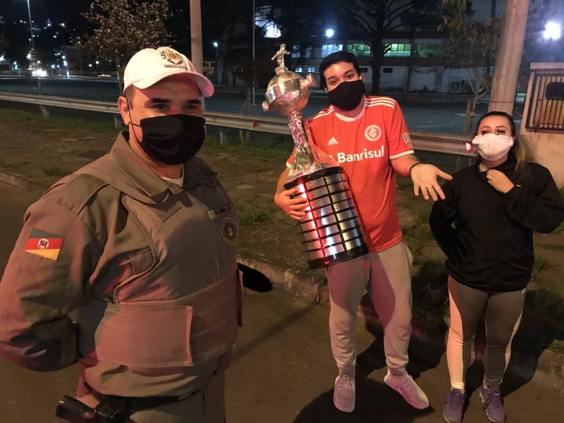 Policial recomenda que torcedores Lucas Antônio e Ariadne assistam em casa ao jogo