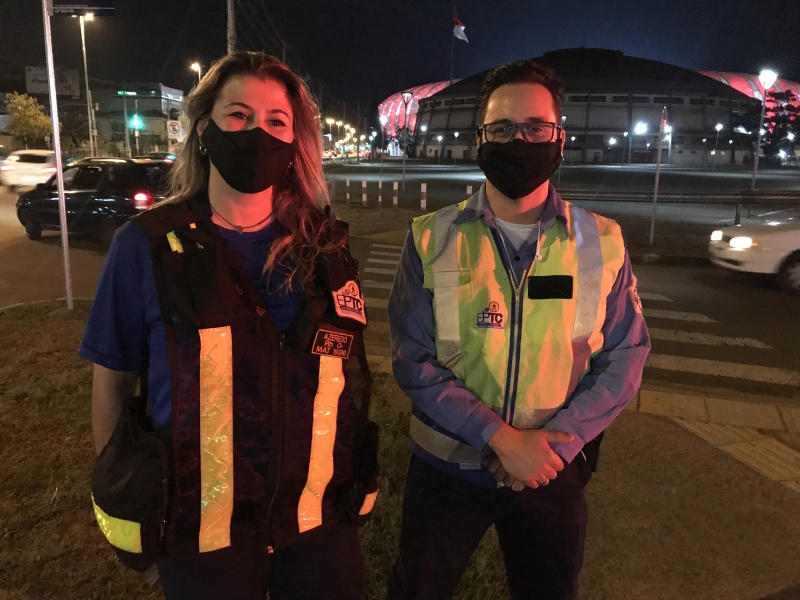 {'nm_midia_inter_thumb1':'https://www.jornaldocomercio.com/_midias/jpg/2020/09/29/206x137/1_grenal_427_agentes_transito_torcedores_jornal_do_comercio-9150662.jpg', 'id_midia_tipo':'2', 'id_tetag_galer':'', 'id_midia':'5f72a5a698fbb', 'cd_midia':9150662, 'ds_midia_link': 'https://www.jornaldocomercio.com/_midias/jpg/2020/09/29/grenal_427_agentes_transito_torcedores_jornal_do_comercio-9150662.jpg', 'ds_midia': 'Grenal 427 - Est&aacute;dio Beira-Rio com torcedores e vigil&acirc;ncia do est&aacute;dio em Porto Alegre - Copa Libertadores - agentes de tr&acirc;nsito da EPTC Sheila Azevedo e Felioe Grimaldi ', 'ds_midia_credi': 'PATRICIA COMUNELLO/ESPECIAL/JC', 'ds_midia_titlo': 'Grenal 427 - Est&aacute;dio Beira-Rio com torcedores e vigil&acirc;ncia do est&aacute;dio em Porto Alegre - Copa Libertadores - agentes de tr&acirc;nsito da EPTC Sheila Azevedo e Felioe Grimaldi ', 'cd_tetag': '1', 'cd_midia_w': '800', 'cd_midia_h': '600', 'align': 'Left'}