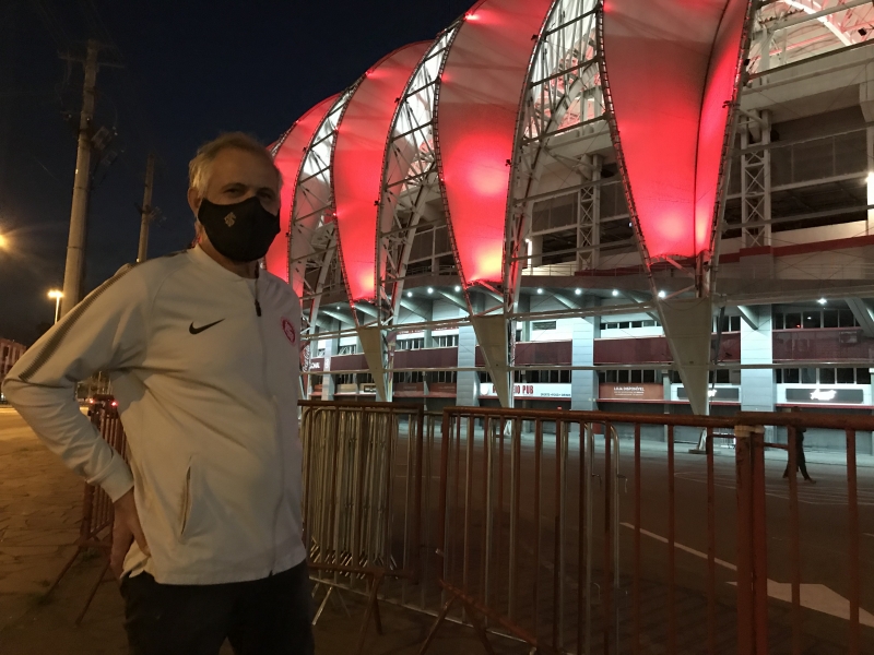 {'nm_midia_inter_thumb1':'https://www.jornaldocomercio.com/_midias/jpg/2020/09/29/206x137/1_grenal_427_torcedor_comerciante_jornal_do_comercio-9150676.jpg', 'id_midia_tipo':'2', 'id_tetag_galer':'', 'id_midia':'5f72a6e4a15f3', 'cd_midia':9150676, 'ds_midia_link': 'https://www.jornaldocomercio.com/_midias/jpg/2020/09/29/grenal_427_torcedor_comerciante_jornal_do_comercio-9150676.jpg', 'ds_midia': 'Grenal 427 - Est&aacute;dio Beira-Rio com torcedores e vigil&acirc;ncia do est&aacute;dio em Porto Alegre - Copa Libertadores - torcedor Arno Costamilan - colorado torcedor do Inter', 'ds_midia_credi': 'PATRICIA COMUNELLO/ESPECIAL/JC', 'ds_midia_titlo': 'Grenal 427 - Est&aacute;dio Beira-Rio com torcedores e vigil&acirc;ncia do est&aacute;dio em Porto Alegre - Copa Libertadores - torcedor Arno Costamilan - colorado torcedor do Inter', 'cd_tetag': '1', 'cd_midia_w': '800', 'cd_midia_h': '600', 'align': 'Left'}