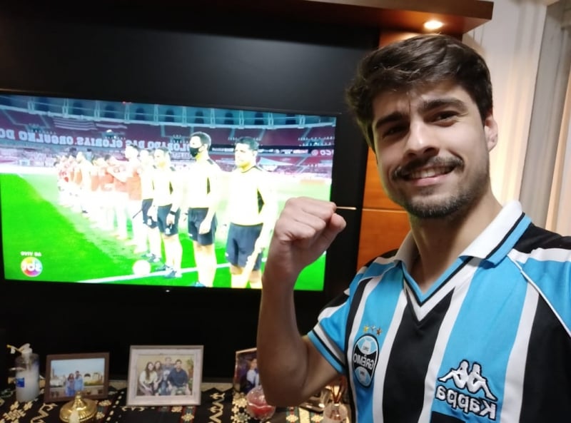 {'nm_midia_inter_thumb1':'https://www.jornaldocomercio.com/_midias/jpg/2020/09/29/206x137/1_grenal_427_torcida_fora_estadios_gremista_jornal_do_comercio-9150725.jpg', 'id_midia_tipo':'2', 'id_tetag_galer':'', 'id_midia':'5f72af11a94f1', 'cd_midia':9150725, 'ds_midia_link': 'https://www.jornaldocomercio.com/_midias/jpg/2020/09/29/grenal_427_torcida_fora_estadios_gremista_jornal_do_comercio-9150725.jpg', 'ds_midia': 'Grenal 427 - Torcedor do Gr&ecirc;mio  Matheus Bier, assiste em casa ao jogo e comemora vit&oacute;ria sobre o Inter', 'ds_midia_credi': 'PATRICIA COMUNELLO/ESPECIAL/JC', 'ds_midia_titlo': 'Grenal 427 - Torcedor do Gr&ecirc;mio  Matheus Bier, assiste em casa ao jogo e comemora vit&oacute;ria sobre o Inter', 'cd_tetag': '1', 'cd_midia_w': '800', 'cd_midia_h': '593', 'align': 'Left'}