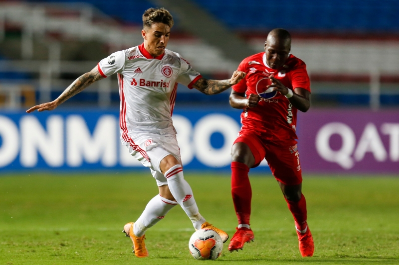 Saravia rompeu os ligamentos do joelho direito e não atua mais nesta temporada