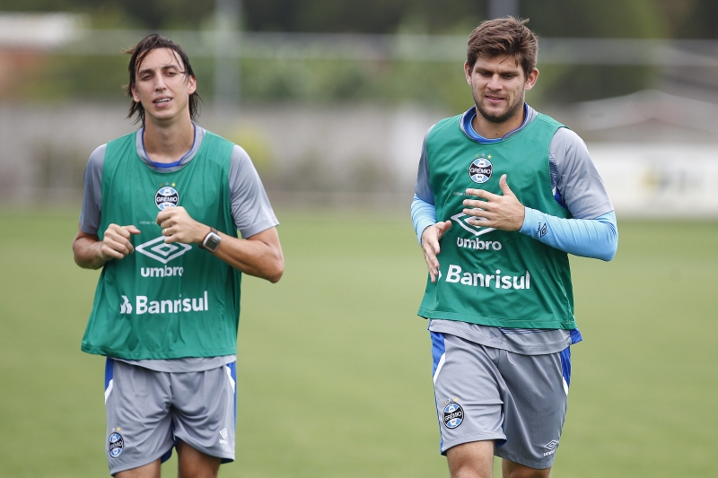 Os zagueiros estão isolados, assintomáticos e farão quarentena de 15 dias