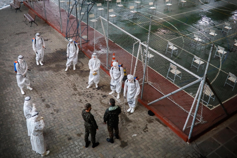 {'nm_midia_inter_thumb1':'https://www.jornaldocomercio.com/_midias/jpg/2020/09/30/206x137/1_300920_ac_gp__9369-9152172.jpg', 'id_midia_tipo':'2', 'id_tetag_galer':'', 'id_midia':'5f748edc4ec94', 'cd_midia':9152172, 'ds_midia_link': 'https://www.jornaldocomercio.com/_midias/jpg/2020/09/30/300920_ac_gp__9369-9152172.jpg', 'ds_midia': 'Porto Alegre, RS - 30/09/20 - Integrantes do Comitê Técnico de Enfrentamento ao Coronavírus fazem uma visita ao Colégio Militar de Porto Alegre para acompanhar os protocolos de retorno  das atividades escolares. ', 'ds_midia_credi': 'ANSELMO CUNHA/PMPA/DIVULGAÇÃO/JC', 'ds_midia_titlo': 'Porto Alegre, RS - 30/09/20 - Integrantes do Comitê Técnico de Enfrentamento ao Coronavírus fazem uma visita ao Colégio Militar de Porto Alegre para acompanhar os protocolos de retorno  das atividades escolares. ', 'cd_tetag': '1', 'cd_midia_w': '800', 'cd_midia_h': '533', 'align': 'Left'}