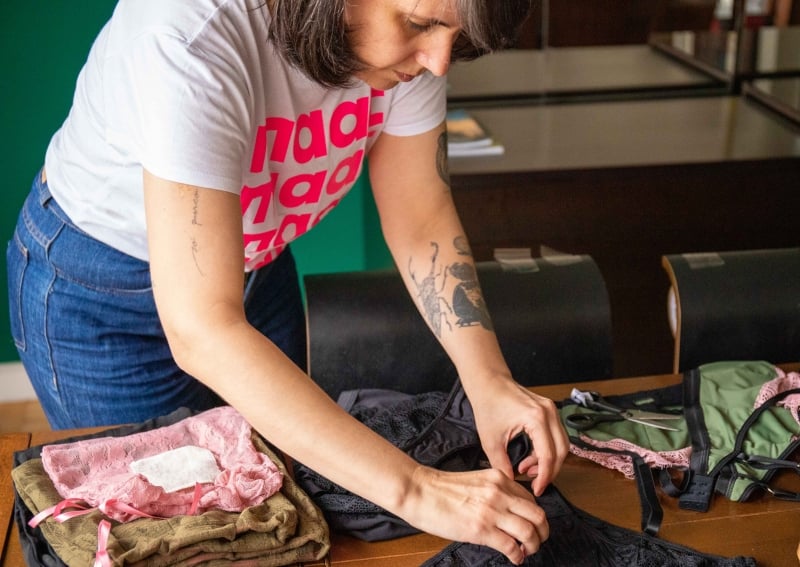 Rosele consegue ajudar mulheres em vulnerabilidade atrav&eacute;s da doa&ccedil;&atilde;o de pe&ccedil;as &iacute;ntimas Foto: ANA KARLA SEVERO/DIVULGA&Ccedil;&Atilde;O/JC