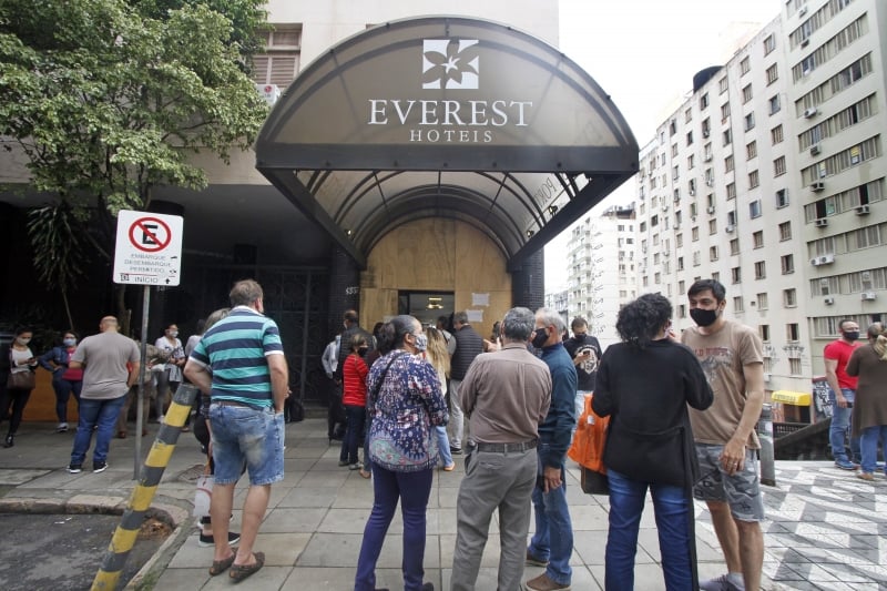 Aglomeração de pessoas na frente do hotel foi vetada pela Guarda Municipal