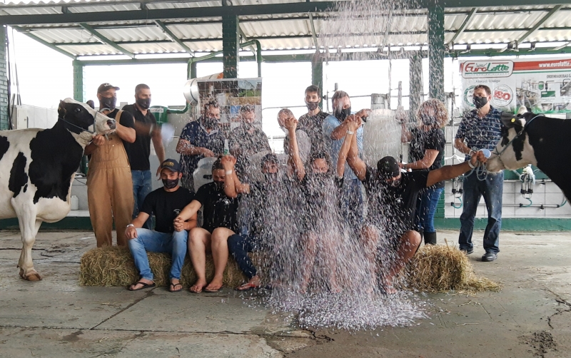 Tradicional banho de leite (água com cal) foi substituído por banho de confete devido à pandemia